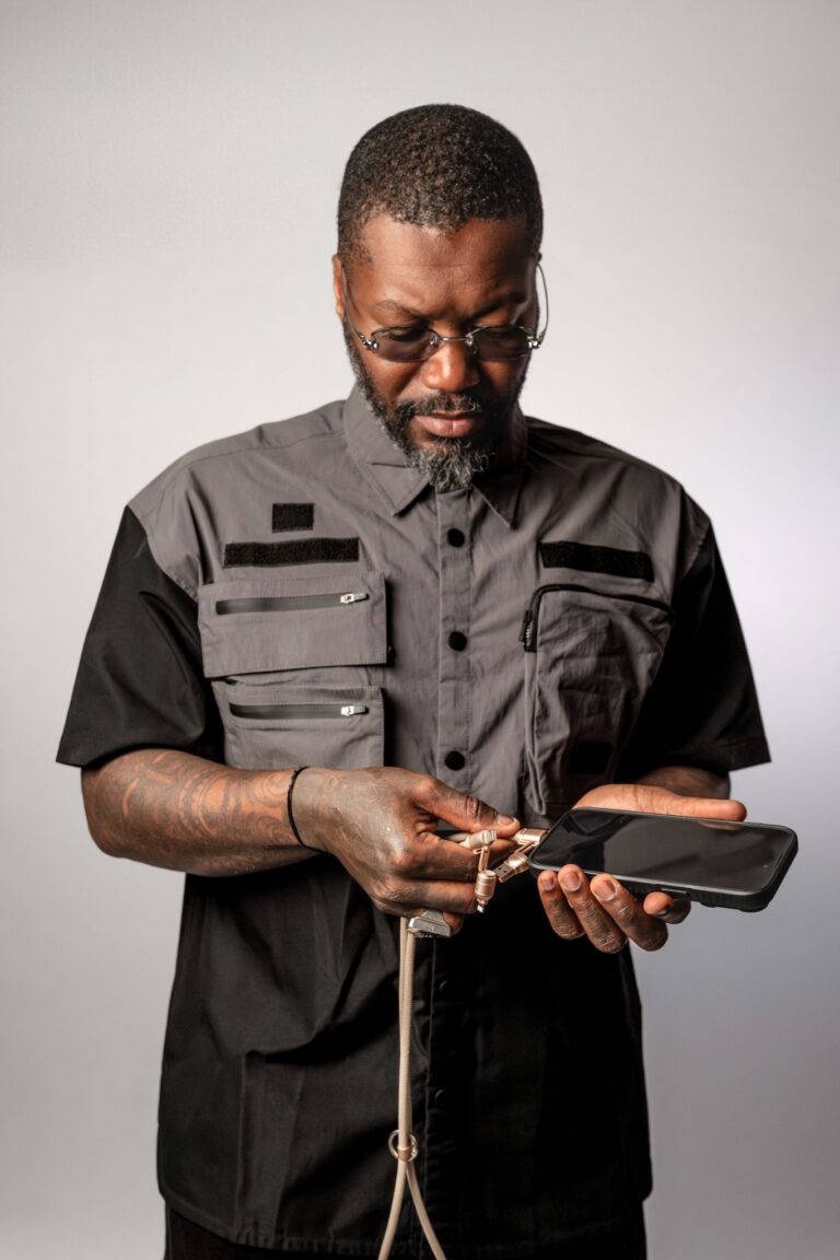 Djibril Cissé présentant les câbles renforcés TOOOP, accessoires mobiles sous licence officielle